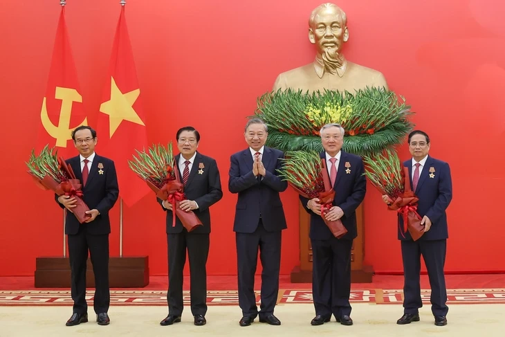 Tổng Bí thư Tô Lâm trao huân chương, huy hiệu Đảng tặng Thủ tướng Phạm Minh Chính và các lãnh đạo Tổng Bí thư Tô Lâm trao huân chương, huy hiệu Đảng tặng Thủ tướng Phạm Minh Chính và các lãnh đạo