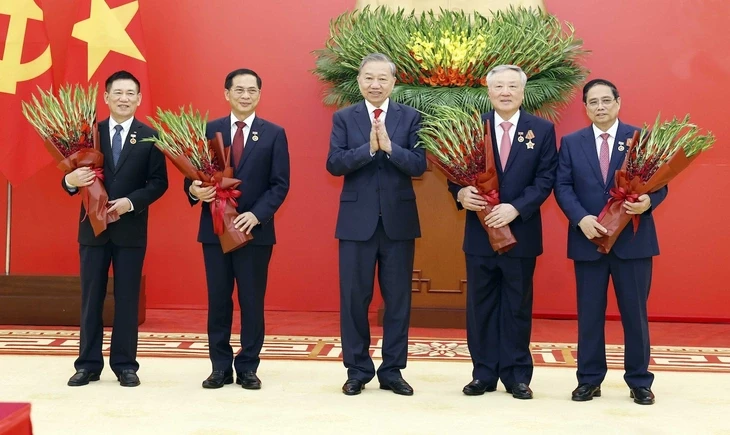 Tổng Bí thư Tô Lâm trao huân chương, huy hiệu Đảng tặng Thủ tướng Phạm Minh Chính và các lãnh đạo Tổng Bí thư Tô Lâm trao huân chương, huy hiệu Đảng tặng Thủ tướng Phạm Minh Chính và các lãnh đạo
