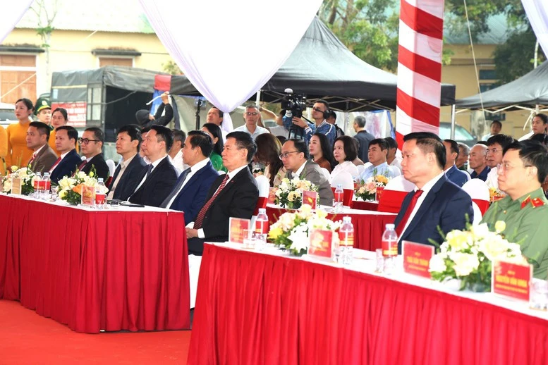 Tổng Bí thư và Thủ tướng dự lễ khởi công các trường nội trú liên cấp biên giới Tổng Bí thư và Thủ tướng dự lễ khởi công các trường nội trú liên cấp biên giới