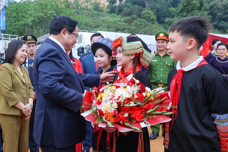 Tổng Bí thư và Thủ tướng dự lễ khởi công các trường nội trú liên cấp biên giới Tổng Bí thư và Thủ tướng dự lễ khởi công các trường nội trú liên cấp biên giới