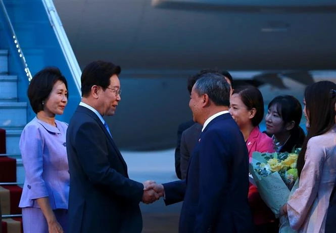 Tổng thống Hàn Quốc Lee Jae Myung và Phu nhân đến Hà Nội, bắt đầu thăm cấp Nhà nước tới Việt Nam Tổng thống Hàn Quốc Lee Jae Myung và Phu nhân đến Hà Nội, bắt đầu thăm cấp Nhà nước tới Việt Nam