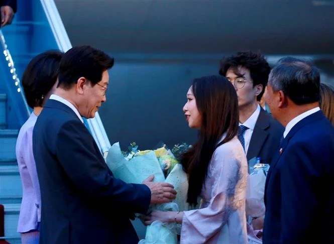 Tổng thống Hàn Quốc Lee Jae Myung và Phu nhân đến Hà Nội, bắt đầu thăm cấp Nhà nước tới Việt Nam Tổng thống Hàn Quốc Lee Jae Myung và Phu nhân đến Hà Nội, bắt đầu thăm cấp Nhà nước tới Việt Nam