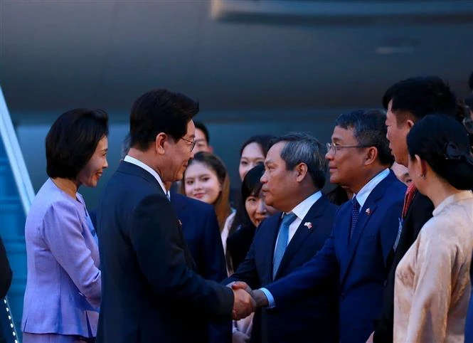 Tổng thống Hàn Quốc Lee Jae Myung và Phu nhân đến Hà Nội, bắt đầu thăm cấp Nhà nước tới Việt Nam Tổng thống Hàn Quốc Lee Jae Myung và Phu nhân đến Hà Nội, bắt đầu thăm cấp Nhà nước tới Việt Nam