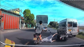 Tông vào xe khách đỗ ven Quốc lộ 39 , đôi nam nữ tử nạn thương tâm