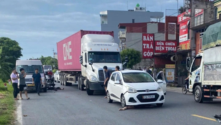 Tông vào xe khách đỗ ven Quốc lộ 39 , đôi nam nữ tử nạn thương tâm