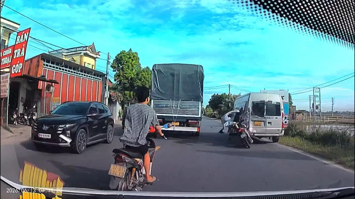 Tông vào xe khách đỗ ven Quốc lộ 39 , đôi nam nữ tử nạn thương tâm