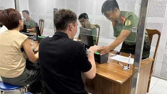 TP Hồ Chí Minh: Người nước ngoài đến xử lý quá hạn tạm trú gia tăng
