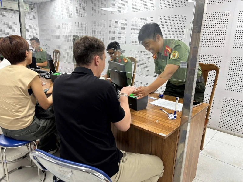 TP Hồ Chí Minh: Người nước ngoài đến xử lý quá hạn tạm trú gia tăng TP Hồ Chí Minh: Người nước ngoài đến xử lý quá hạn tạm trú gia tăng