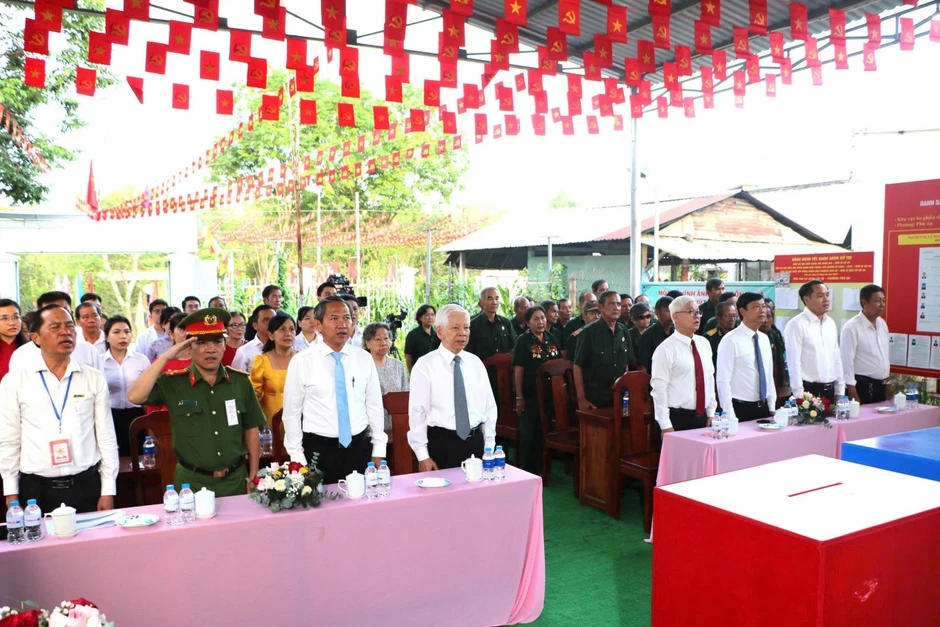 TP. Hồ Chí Minh: Nhiều cử tri phường Phú An có mặt từ 6h sáng để bầu cử TP. Hồ Chí Minh: Nhiều cử tri phường Phú An có mặt từ 6h sáng để bầu cử