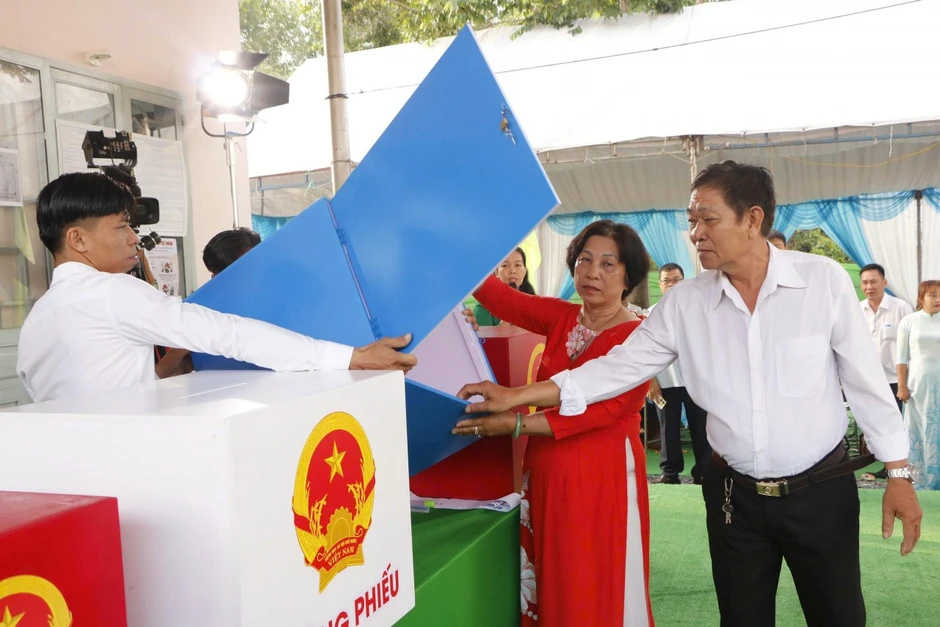 TP. Hồ Chí Minh: Nhiều cử tri phường Phú An có mặt từ 6h sáng để bầu cử TP. Hồ Chí Minh: Nhiều cử tri phường Phú An có mặt từ 6h sáng để bầu cử