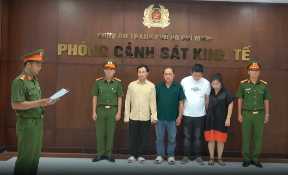 TP.HCM: Bắt giam giám đốc 'phù phép' a xít công nghiệp thành giấm ăn TP.HCM: Bắt giam giám đốc 'phù phép' a xít công nghiệp thành giấm ăn