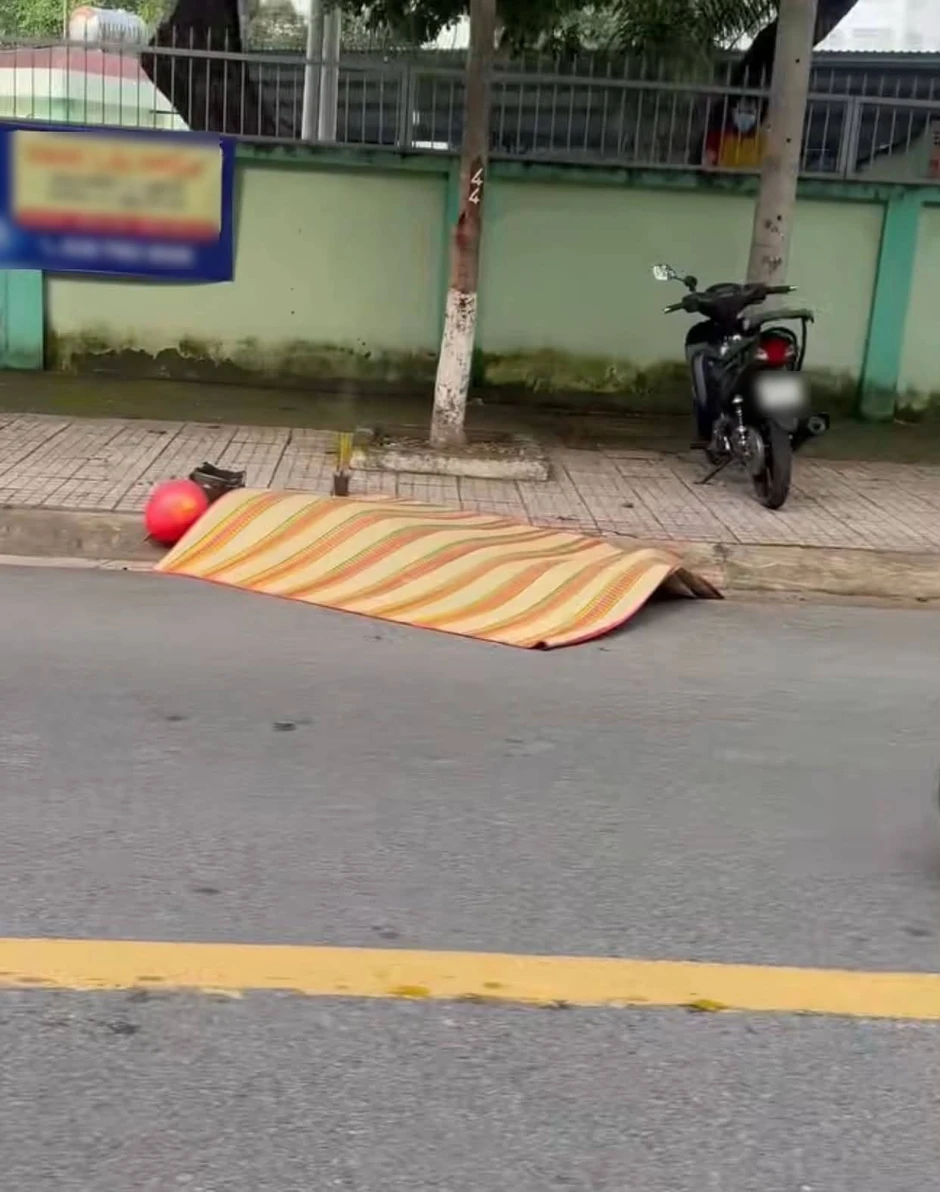 TP.HCM: Cha chở con gái trên đường thì gặp tai nạn, 4 người thương vong TP.HCM: Cha chở con gái trên đường thì gặp tai nạn, 4 người thương vong