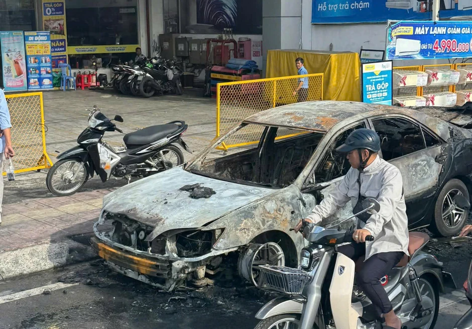TPHCM: Chập điện ô tô gây cháy dữ dội trên đường Huỳnh Tấn Phát TPHCM: Chập điện ô tô gây cháy dữ dội trên đường Huỳnh Tấn Phát