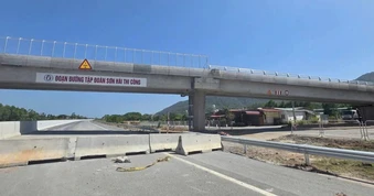 TPHCM chỉ đạo khẩn vụ cao tốc chưa thể thông cả tuyến chỉ vì một cầu vượt