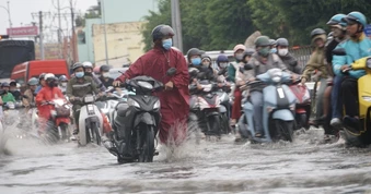 TPHCM công bố 34 tuyến đường ngập do mưa và triều cường