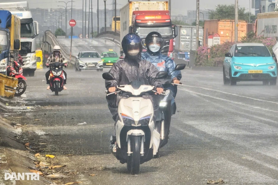 TPHCM đang nắng gắt bất ngờ đổ mưa lớn TPHCM đang nắng gắt bất ngờ đổ mưa lớn