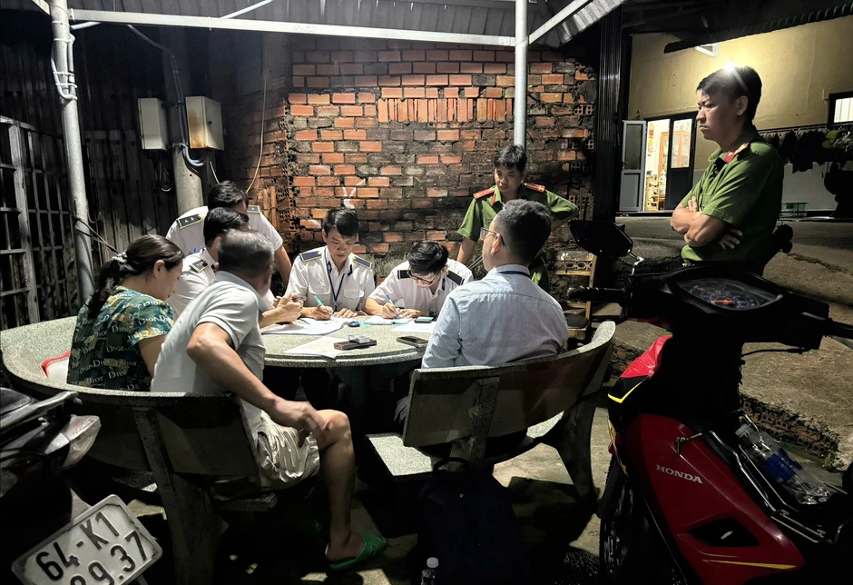 TP.HCM: 'Đột kích' lò giết mổ không phép lúc rạng sáng, buộc tiêu hủy gần 1 tấn gà TP.HCM: 'Đột kích' lò giết mổ không phép lúc rạng sáng, buộc tiêu hủy gần 1 tấn gà