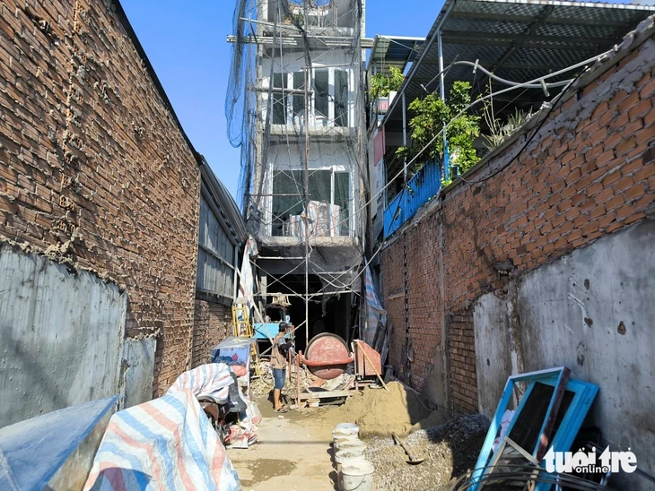 TP.HCM hỗ trợ người dân giải tỏa mặt bằng làm quốc lộ 13 nhằm kịp mốc ngày 30-7 TP.HCM hỗ trợ người dân giải tỏa mặt bằng làm quốc lộ 13 nhằm kịp mốc ngày 30-7