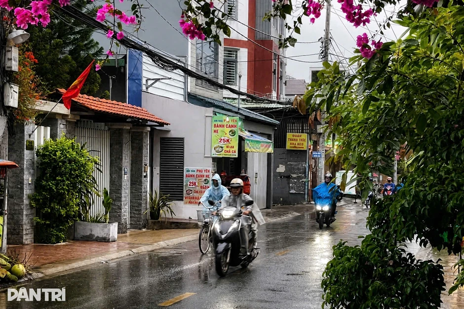 TPHCM mưa dông giờ tan tầm, người dân vất vả về nhà TPHCM mưa dông giờ tan tầm, người dân vất vả về nhà