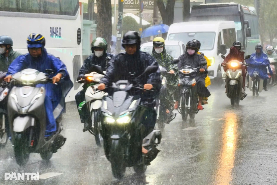 TPHCM mưa dông kèm gió giật mạnh sau nhiều giờ nắng nóng TPHCM mưa dông kèm gió giật mạnh sau nhiều giờ nắng nóng