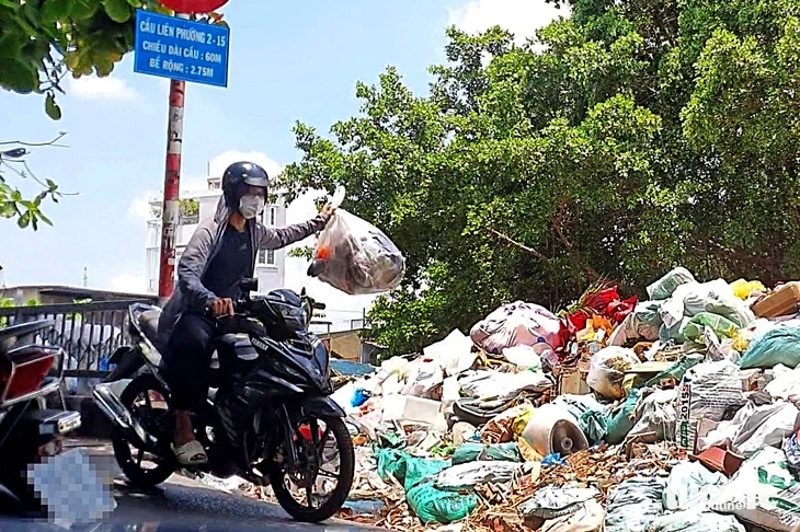 TP.HCM nhức nhối nạn xả rác: mạnh ai nấy xả, bất kể ngày đêm TP.HCM nhức nhối nạn xả rác: mạnh ai nấy xả, bất kể ngày đêm