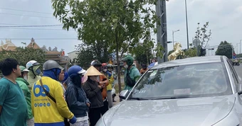 TPHCM: Phát hiện tài xế tử vong trong ô tô trên đường Phạm Văn Đồng