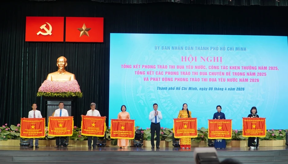 TP.HCM thu ngân sách hơn 800.000 tỉ đồng, phát động thi đua tăng trưởng 2 con số TP.HCM thu ngân sách hơn 800.000 tỉ đồng, phát động thi đua tăng trưởng 2 con số