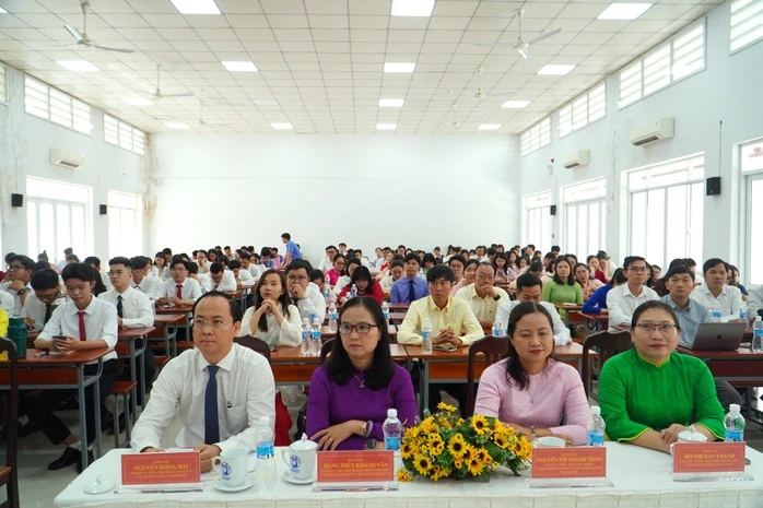 TPHCM: Trao gần 250 giấy chứng nhận cho học viên lớp bồi dưỡng lý luận chính trị và nhận thức Đảng TPHCM: Trao gần 250 giấy chứng nhận cho học viên lớp bồi dưỡng lý luận chính trị và nhận thức Đảng