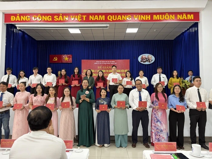 TPHCM: Trao gần 250 giấy chứng nhận cho học viên lớp bồi dưỡng lý luận chính trị và nhận thức Đảng TPHCM: Trao gần 250 giấy chứng nhận cho học viên lớp bồi dưỡng lý luận chính trị và nhận thức Đảng