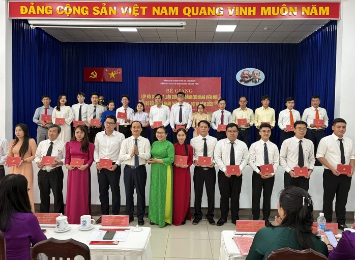 TPHCM: Trao gần 250 giấy chứng nhận cho học viên lớp bồi dưỡng lý luận chính trị và nhận thức Đảng TPHCM: Trao gần 250 giấy chứng nhận cho học viên lớp bồi dưỡng lý luận chính trị và nhận thức Đảng
