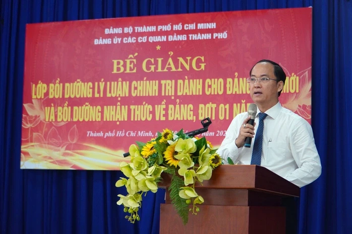 TPHCM: Trao gần 250 giấy chứng nhận cho học viên lớp bồi dưỡng lý luận chính trị và nhận thức Đảng TPHCM: Trao gần 250 giấy chứng nhận cho học viên lớp bồi dưỡng lý luận chính trị và nhận thức Đảng