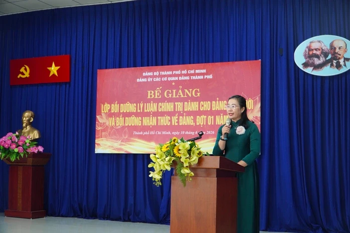 TPHCM: Trao gần 250 giấy chứng nhận cho học viên lớp bồi dưỡng lý luận chính trị và nhận thức Đảng TPHCM: Trao gần 250 giấy chứng nhận cho học viên lớp bồi dưỡng lý luận chính trị và nhận thức Đảng