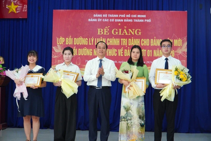 TPHCM: Trao gần 250 giấy chứng nhận cho học viên lớp bồi dưỡng lý luận chính trị và nhận thức Đảng TPHCM: Trao gần 250 giấy chứng nhận cho học viên lớp bồi dưỡng lý luận chính trị và nhận thức Đảng