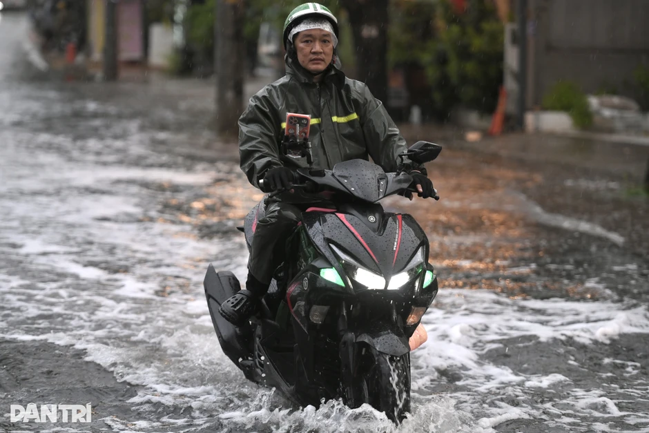 TPHCM và Nam Bộ đón đợt mưa lớn, có nơi trên 130mm