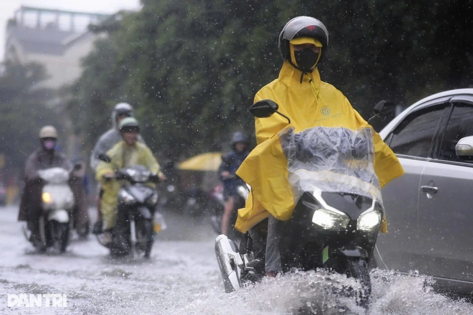TPHCM và Nam Bộ hạ nhiệt, cảnh báo mưa dông kèm lốc sét TPHCM và Nam Bộ hạ nhiệt, cảnh báo mưa dông kèm lốc sét