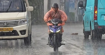 TPHCM và Nam Bộ mưa lớn vào giờ tan tầm