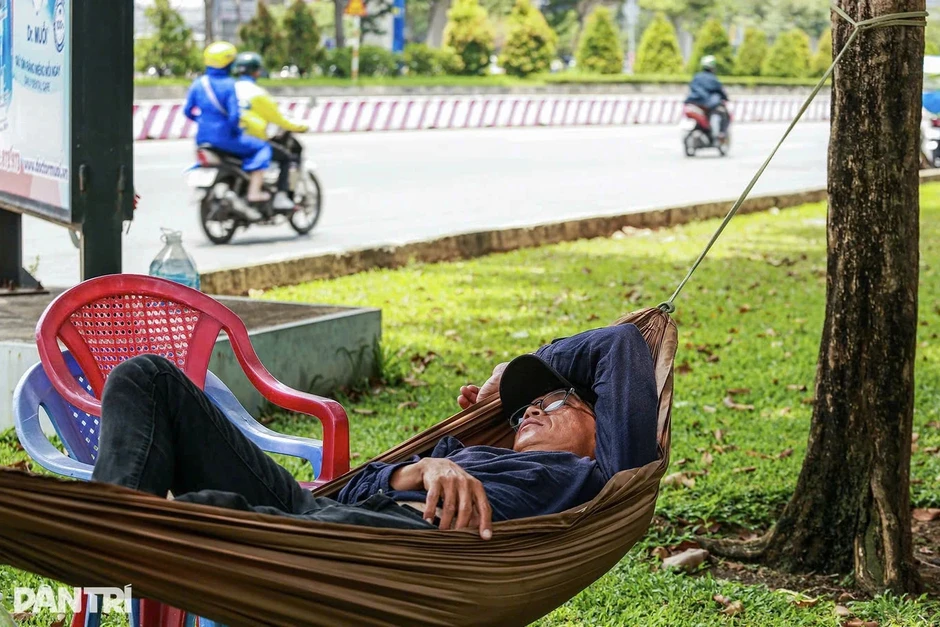 TPHCM và Nam Bộ nắng nóng 33-36 độ C, cảnh báo sốc nhiệt TPHCM và Nam Bộ nắng nóng 33-36 độ C, cảnh báo sốc nhiệt