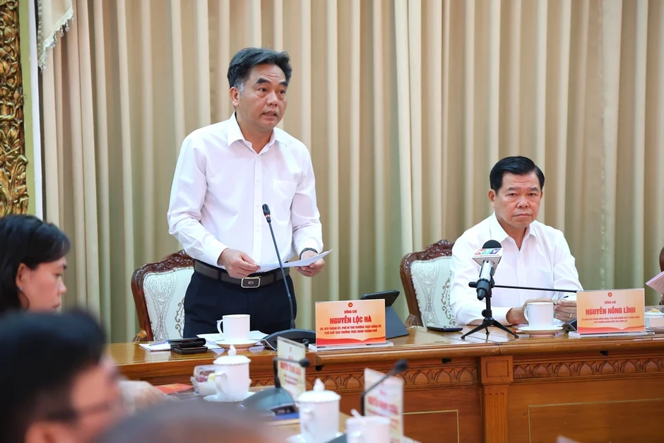TP.HCM: Xã 200.000 dân chỉ có 50 cán bộ, phường 50.000 dân lại có 70 người TP.HCM: Xã 200.000 dân chỉ có 50 cán bộ, phường 50.000 dân lại có 70 người