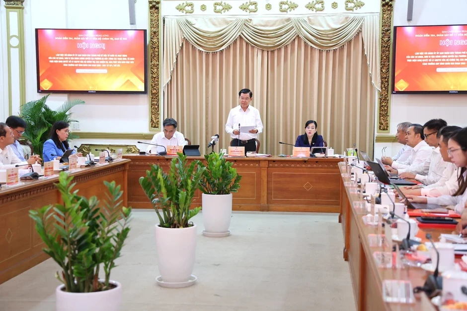 TP.HCM: Xã 200.000 dân chỉ có 50 cán bộ, phường 50.000 dân lại có 70 người TP.HCM: Xã 200.000 dân chỉ có 50 cán bộ, phường 50.000 dân lại có 70 người