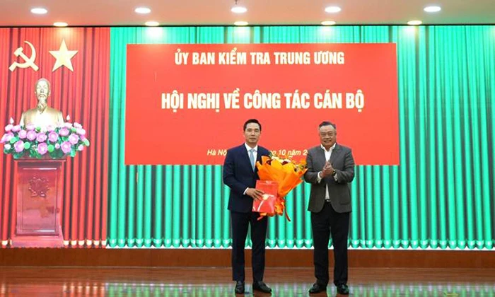 Trần Văn Phúc được chuẩn y làm Phó Chủ nhiệm ủy ban Kiểm tra Trung ương khóa XIV Trần Văn Phúc được chuẩn y làm Phó Chủ nhiệm ủy ban Kiểm tra Trung ương khóa XIV