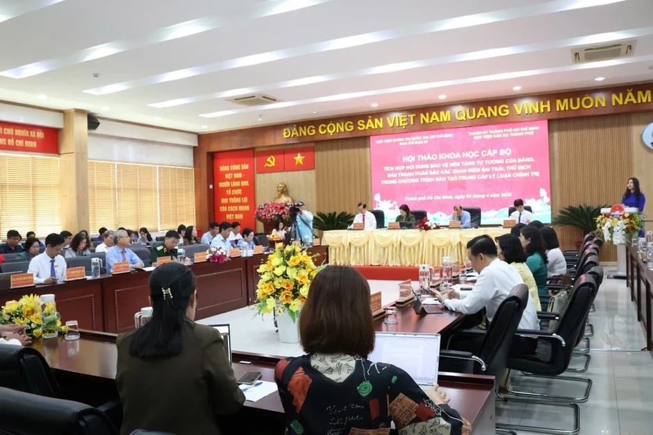 Trang bị lý luận chính trị cho cán bộ đấu tranh với quan điểm sai trái Trang bị lý luận chính trị cho cán bộ đấu tranh với quan điểm sai trái