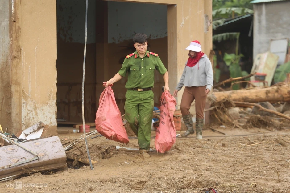 Trắng tay sau lũ quét ở Mường Than Trắng tay sau lũ quét ở Mường Than