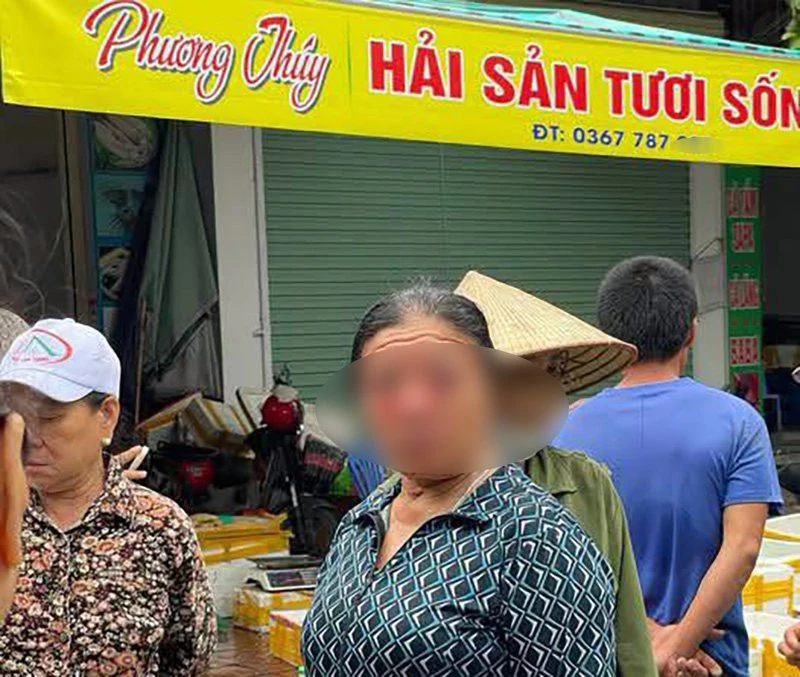 Tranh chấp chỗ bán hàng, chủ cửa hàng hải sản xịt nước tăng áp vào mặt người phụ nữ bán rau