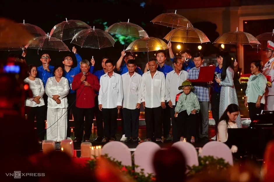 Trao di vật liệt sĩ tìm thấy ở công viên Lê Thị Riêng cho thân nhân Trao di vật liệt sĩ tìm thấy ở công viên Lê Thị Riêng cho thân nhân