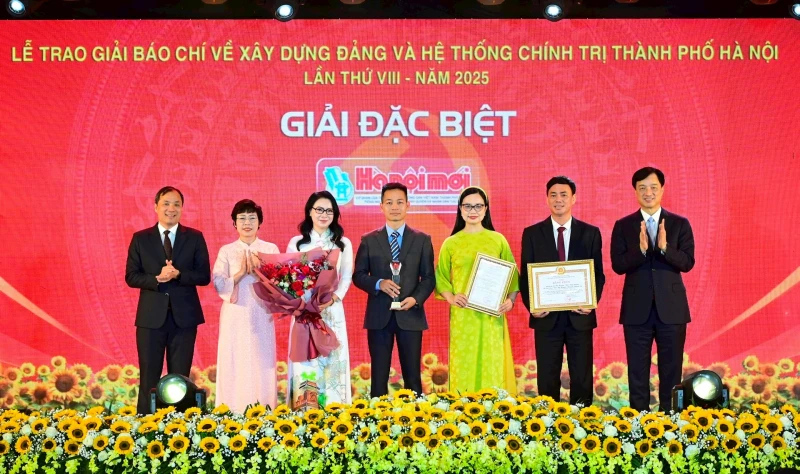 Trao giải báo chí lần thứ VIII về xây dựng Đảng và hệ thống chính trị Hà Nội Trao giải báo chí lần thứ VIII về xây dựng Đảng và hệ thống chính trị Hà Nội