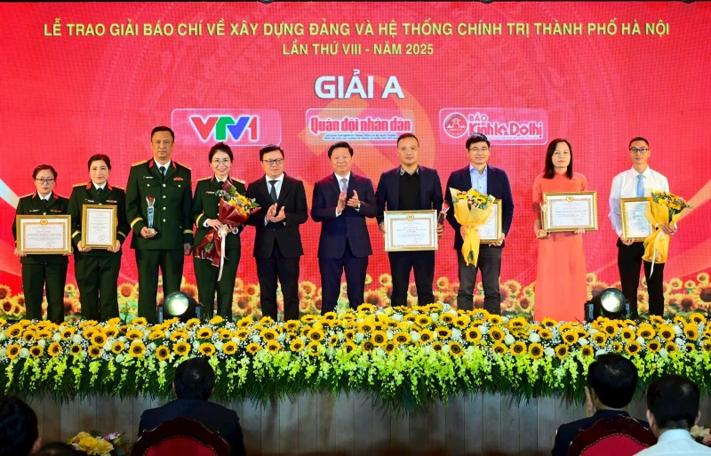 Trao giải báo chí lần thứ VIII về xây dựng Đảng và hệ thống chính trị Hà Nội Trao giải báo chí lần thứ VIII về xây dựng Đảng và hệ thống chính trị Hà Nội