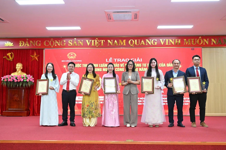 Trao giải Cuộc thi Bảo vệ nền tảng tư tưởng của Đảng trong ngành Công Thương năm 2026’ Trao giải Cuộc thi Bảo vệ nền tảng tư tưởng của Đảng trong ngành Công Thương năm 2026’