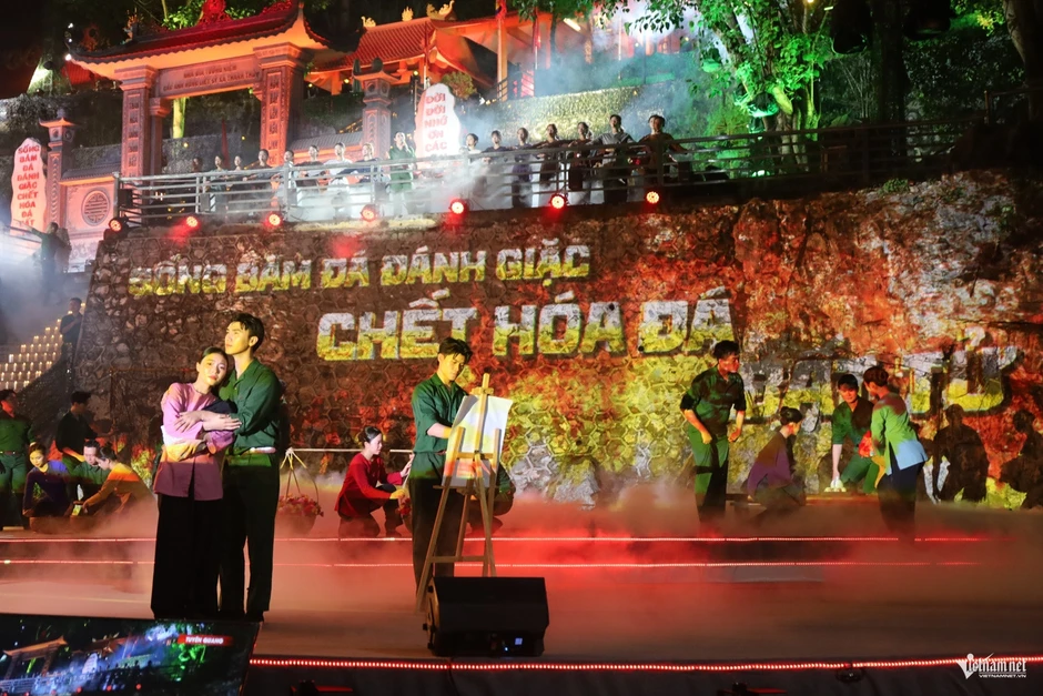 Trao hồ sơ liệt sĩ người Tày: Khoảnh khắc lay động ở 'Sao sáng dẫn đường' Trao hồ sơ liệt sĩ người Tày: Khoảnh khắc lay động ở 'Sao sáng dẫn đường'