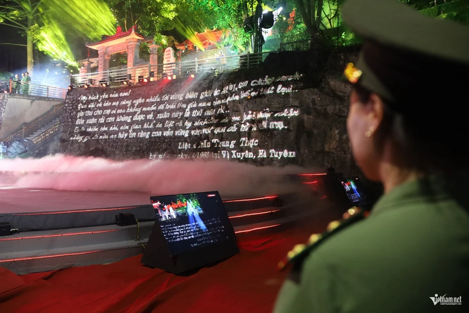 Trao hồ sơ liệt sĩ người Tày: Khoảnh khắc lay động ở 'Sao sáng dẫn đường' Trao hồ sơ liệt sĩ người Tày: Khoảnh khắc lay động ở 'Sao sáng dẫn đường'