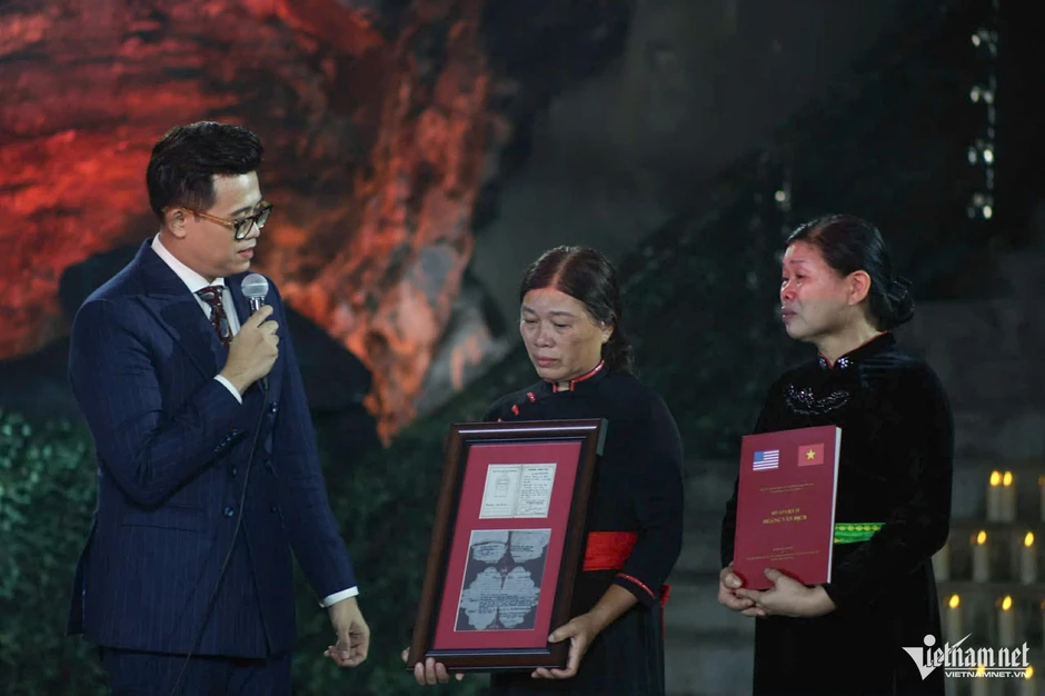 Trao hồ sơ liệt sĩ người Tày: Khoảnh khắc lay động ở 'Sao sáng dẫn đường' Trao hồ sơ liệt sĩ người Tày: Khoảnh khắc lay động ở 'Sao sáng dẫn đường'